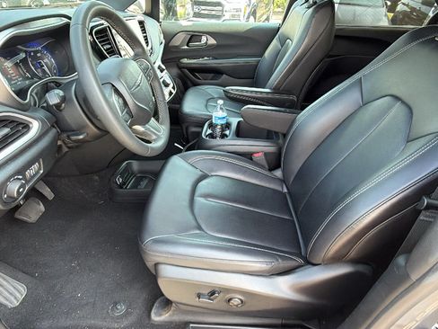Used 2025 Chrysler Pacifica Select FWD image 16