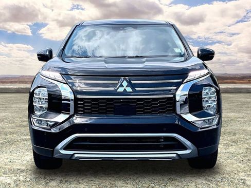 Used 2025 Mitsubishi Outlander SE FWD image 2