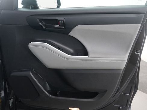 Used 2024 Toyota Highlander LE image 13