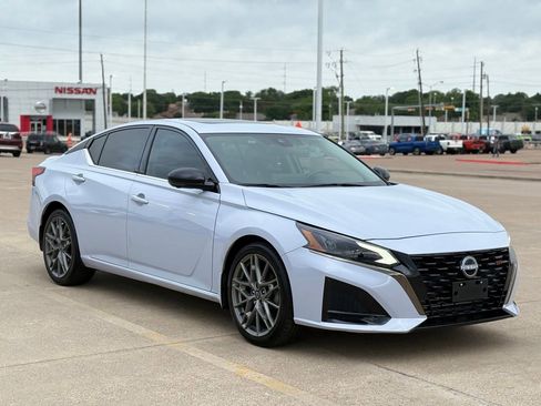 Used 2023 Nissan Altima 2.0 SR FWD image 6