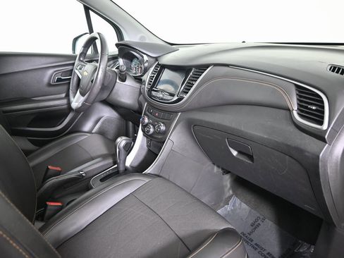 Used 2022 Chevrolet Trax LT w/ LT Convenience Package image 14