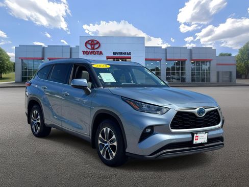 Certified 2020 Toyota Highlander XLE AWD/4WD image 2