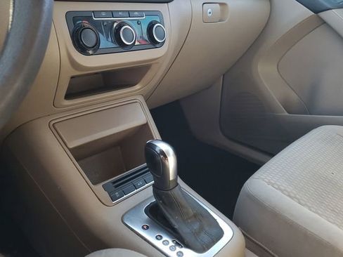 Used 2011 Volkswagen Tiguan S image 27
