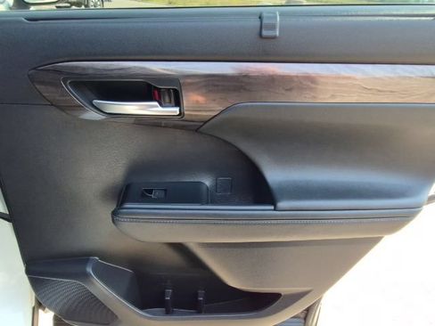Used 2020 Toyota Highlander Platinum AWD/4WD image 17