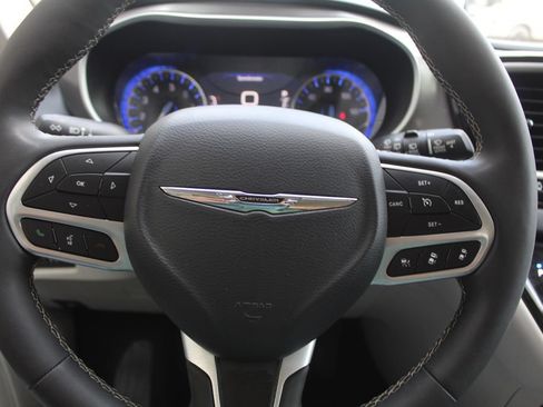 Used 2024 Chrysler Pacifica Touring-L FWD image 23