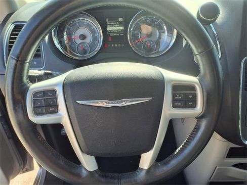 Used 2015 Chrysler Town & Country Touring-L w/ Driver Convenience Group image 14