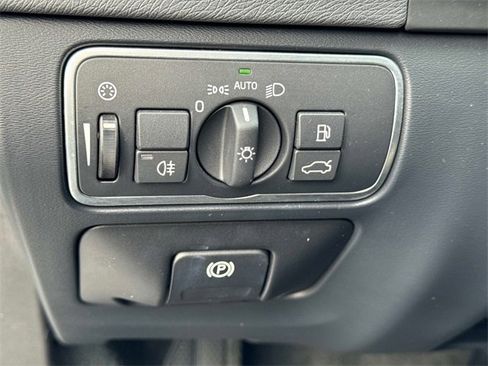 Used 2017 Volvo S60 T5 Inscription Platinum w/ Climate Package image 27