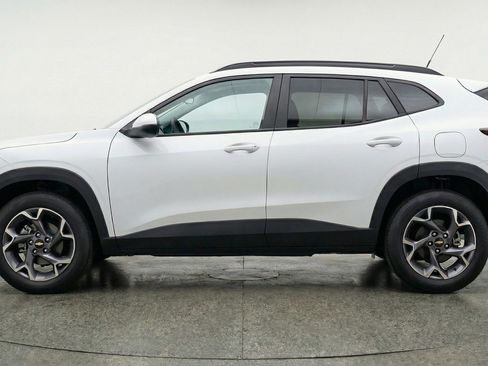 Used 2025 Chevrolet Trax LT w/ LT Convenience Package image 5