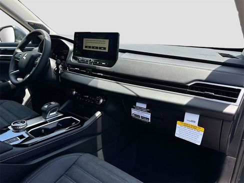 New 2025 Mitsubishi Outlander SE image 32