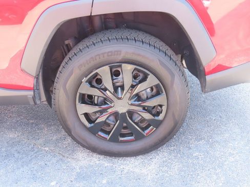 Used 2020 Toyota RAV4 LE FWD image 17