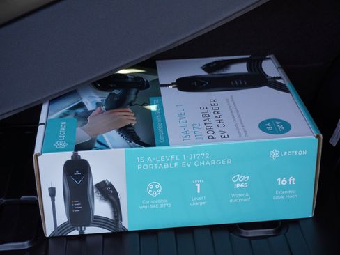 Used 2025 Toyota RAV4 SE image 13