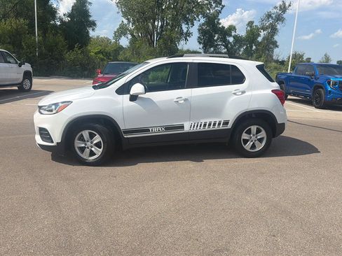 Used 2021 Chevrolet Trax LT w/ LT Convenience Package FWD image 2