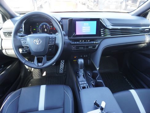 Used 2025 Toyota Camry SE w/ Convenience Package FWD image 2