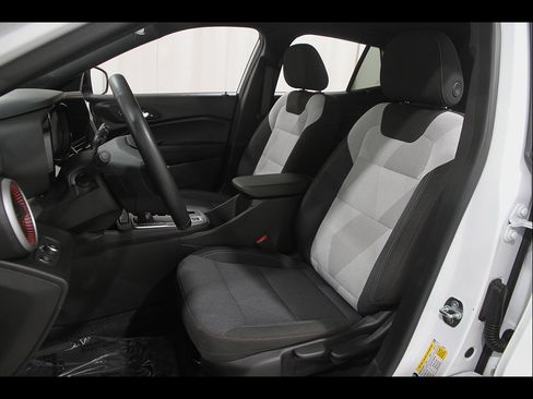 Certified 2024 Chevrolet Trax RS FWD image 5
