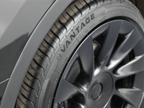 Used 2024 Tesla Model Y 2WD image 13