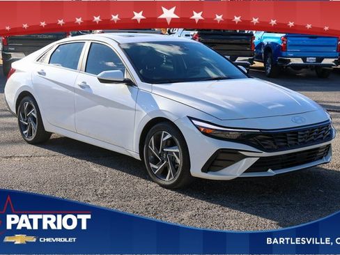 Used 2025 Hyundai Elantra SEL image 1