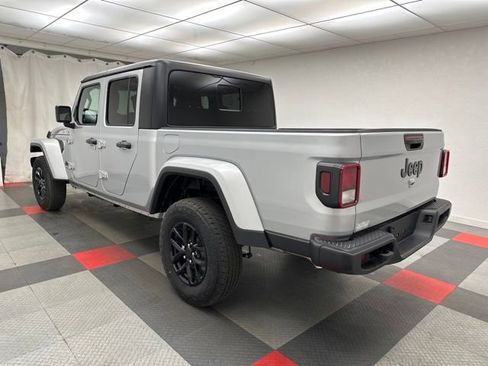 Used 2023 Jeep Gladiator Sport image 4