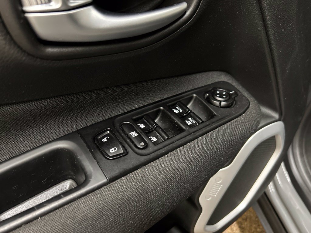 Used 2021 Jeep Renegade Latitude AWD/4WD image 27