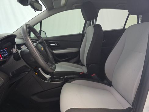 Used 2021 Chevrolet Trax LS w/ Tint and Cruise Package FWD image 7