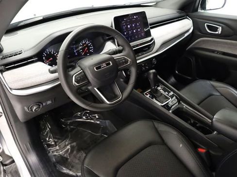 Used 2025 Jeep Compass Latitude AWD/4WD image 13