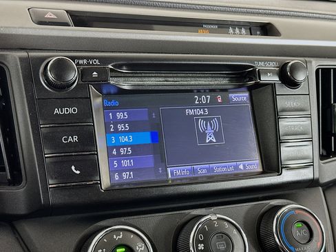 Used 2018 Toyota RAV4 LE FWD image 21