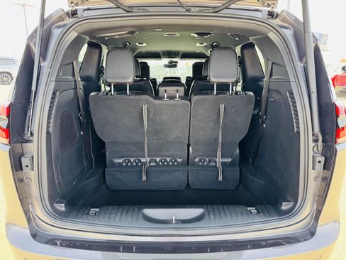 Used 2023 Chrysler Pacifica Touring-L w/ Uconnect Theater Family Group image 33