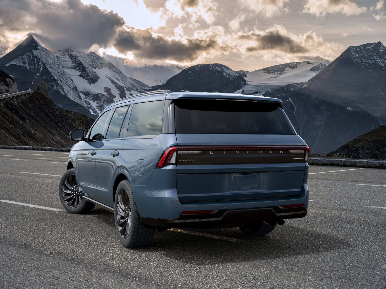 New 2027 Lincoln Navigator Reserve w/ Jet Appearance Package AWD/4WD image 3