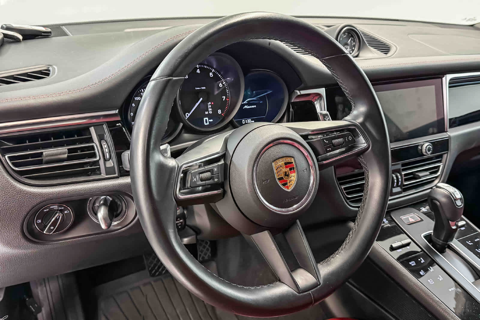 Certified 2023 Porsche Macan AWD/4WD image 4
