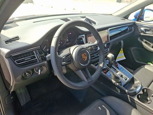 Used 2025 Porsche Macan image 4