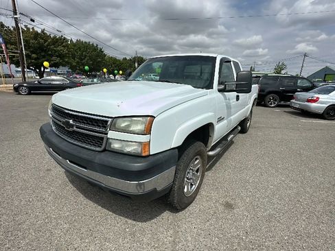 Used 2006 Chevrolet Silverado 2500 LT w/ Heavy-Duty Power Package image 7