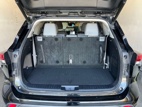 Used 2020 Toyota Highlander XLE FWD image 22