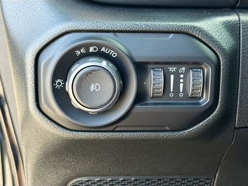 Used 2022 Jeep Wrangler Unlimited Sahara AWD/4WD image 33