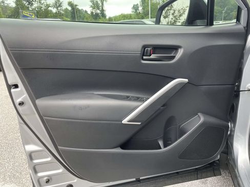 Used 2025 Toyota Corolla Cross LE FWD image 5