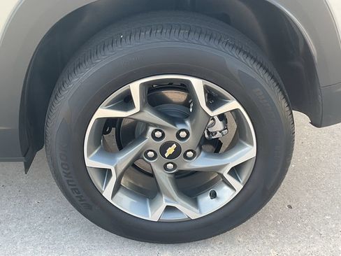 Used 2025 Chevrolet Trax LT FWD image 7