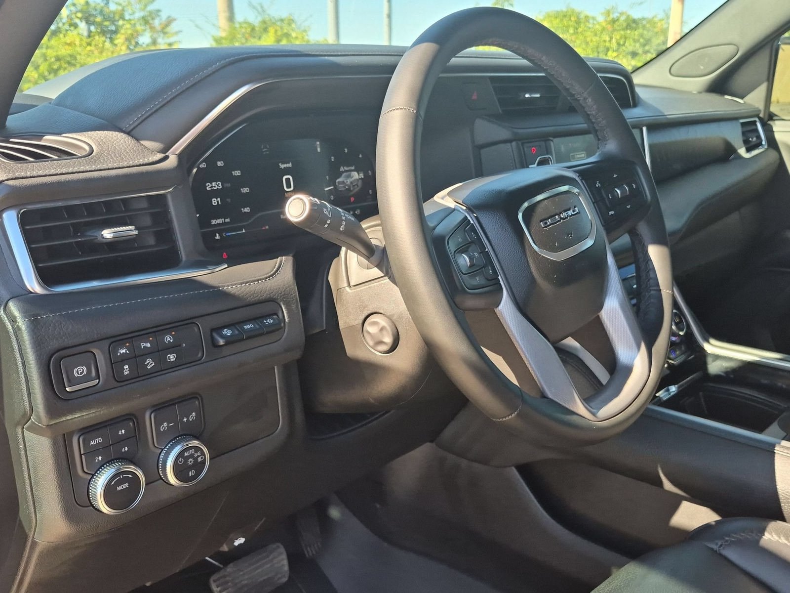 Used 2023 GMC Yukon Denali AWD/4WD image 11