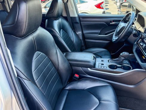 Used 2023 Toyota Highlander XLE FWD image 16
