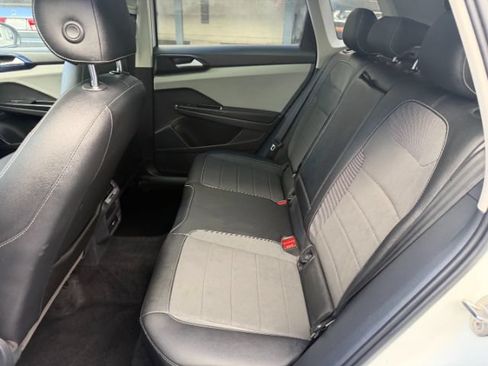 Used 2022 Volkswagen Taos SE w/ Panoramic Sunroof Package FWD image 14