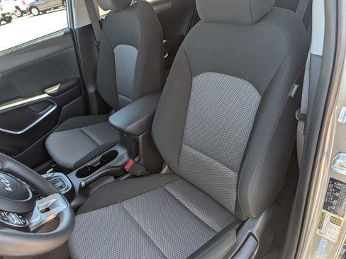 Used 2025 Kia Soul LX w/ LX Technology Package FWD image 9