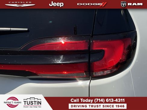 Used 2023 Chrysler Pacifica Limited FWD image 15
