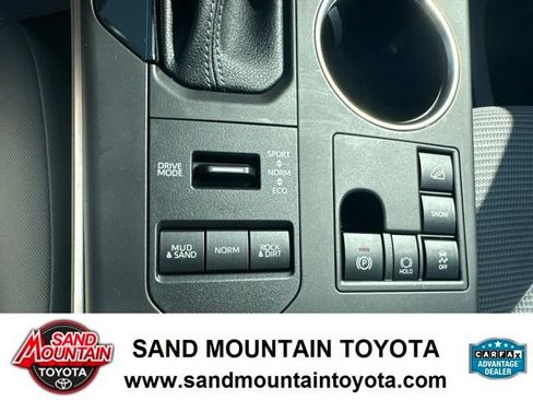 Used 2023 Toyota Highlander LE AWD/4WD image 19