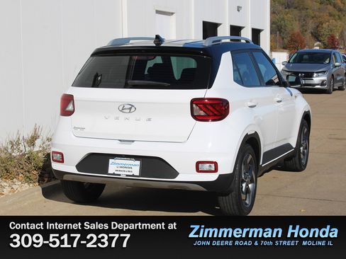 Used 2022 Hyundai Venue Limited image 2