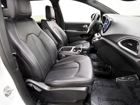 Used 2025 Chrysler Pacifica Select FWD image 19