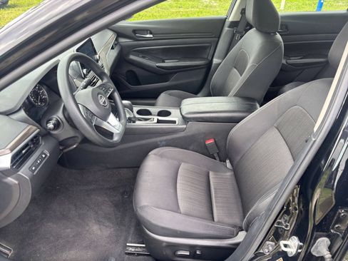Used 2025 Nissan Altima 2.5 SV FWD image 28