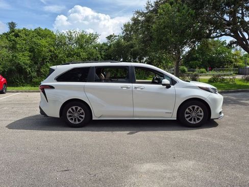 Used 2021 Toyota Sienna XLE FWD image 4