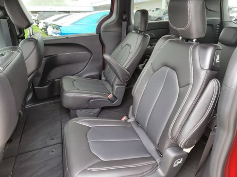 Used 2026 Chrysler Pacifica Select FWD image 10