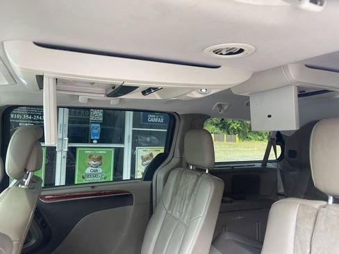 Used 2015 Chrysler Town & Country Limited Platinum w/ Trailer Tow Group FWD image 17