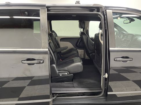 Used 2019 Dodge Grand Caravan SXT image 18
