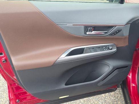 Used 2021 Toyota Venza Limited image 28