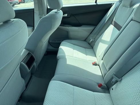 Used 2014 Toyota Camry LE image 4