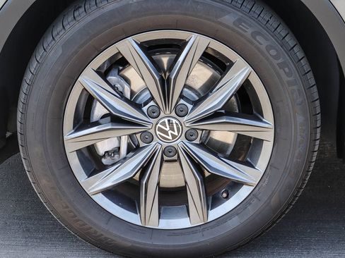 Certified 2022 Volkswagen Tiguan SE w/ Panoramic Sunroof Package FWD image 11